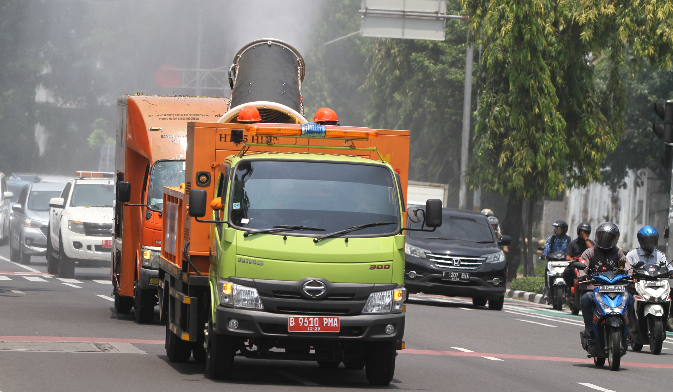 Pemprov DKI Jakarta semprotkan water mist. (Agus Priatna/SinPo.id)