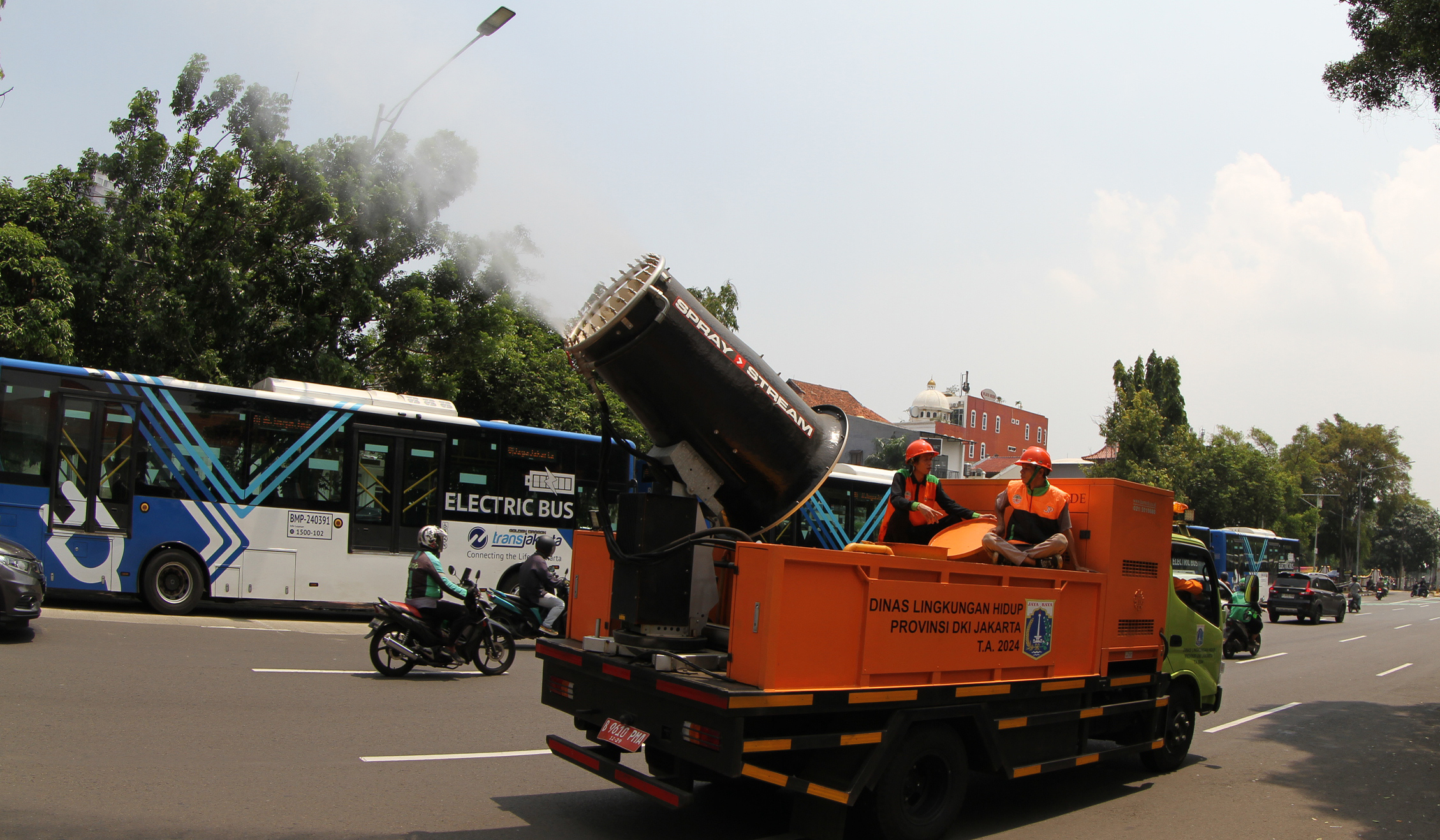 Pemprov DKI Jakarta semprotkan water mist. (Agus Priatna/SinPo.id)