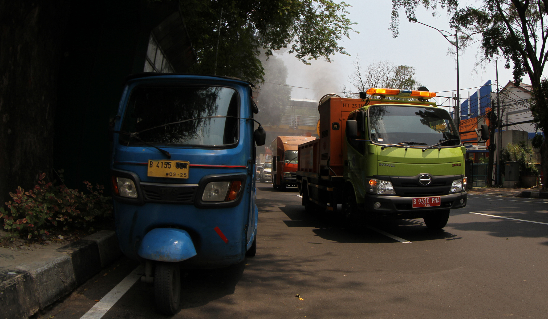Pemprov DKI Jakarta semprotkan water mist. (Agus Priatna/SinPo.id)