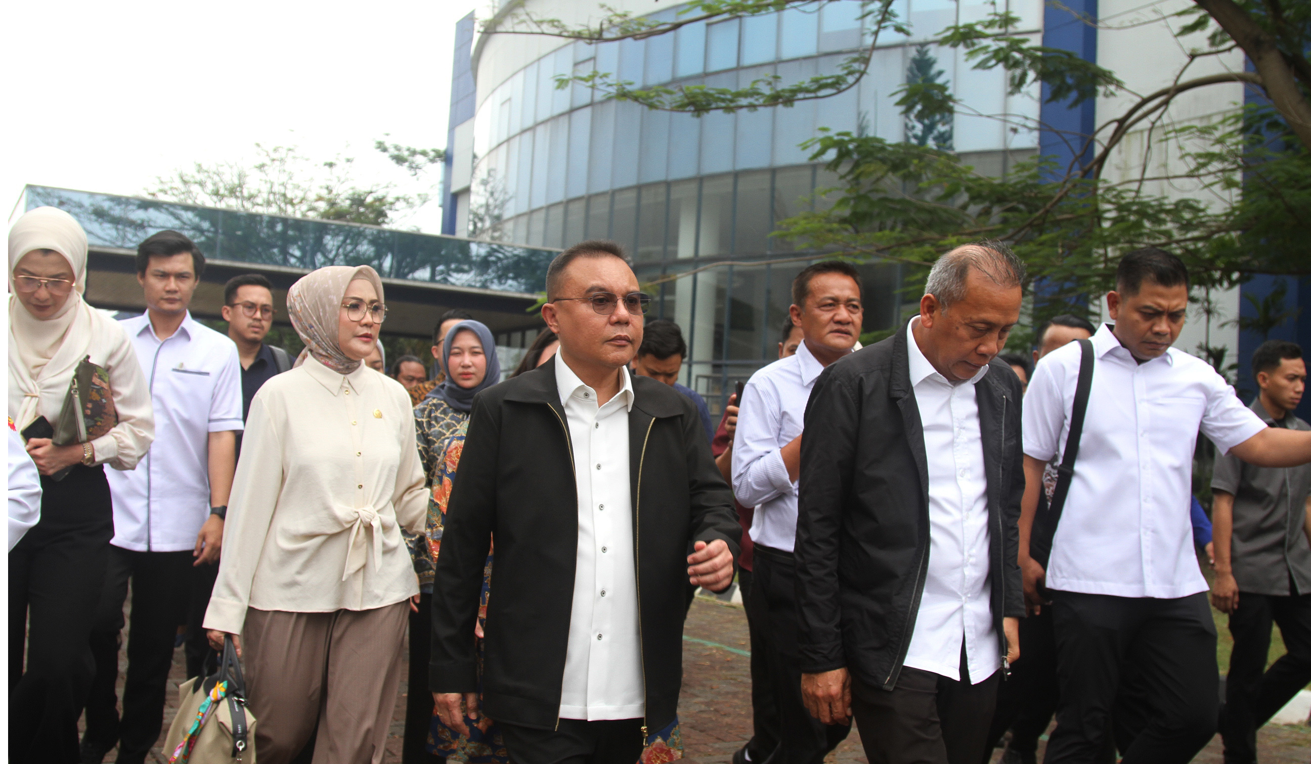 Wakil Ketua DPR RI Sufmi Dasco Ahmad, sidak ke pabrik ban Michelin. (Agus Priatna/SinPo.id)