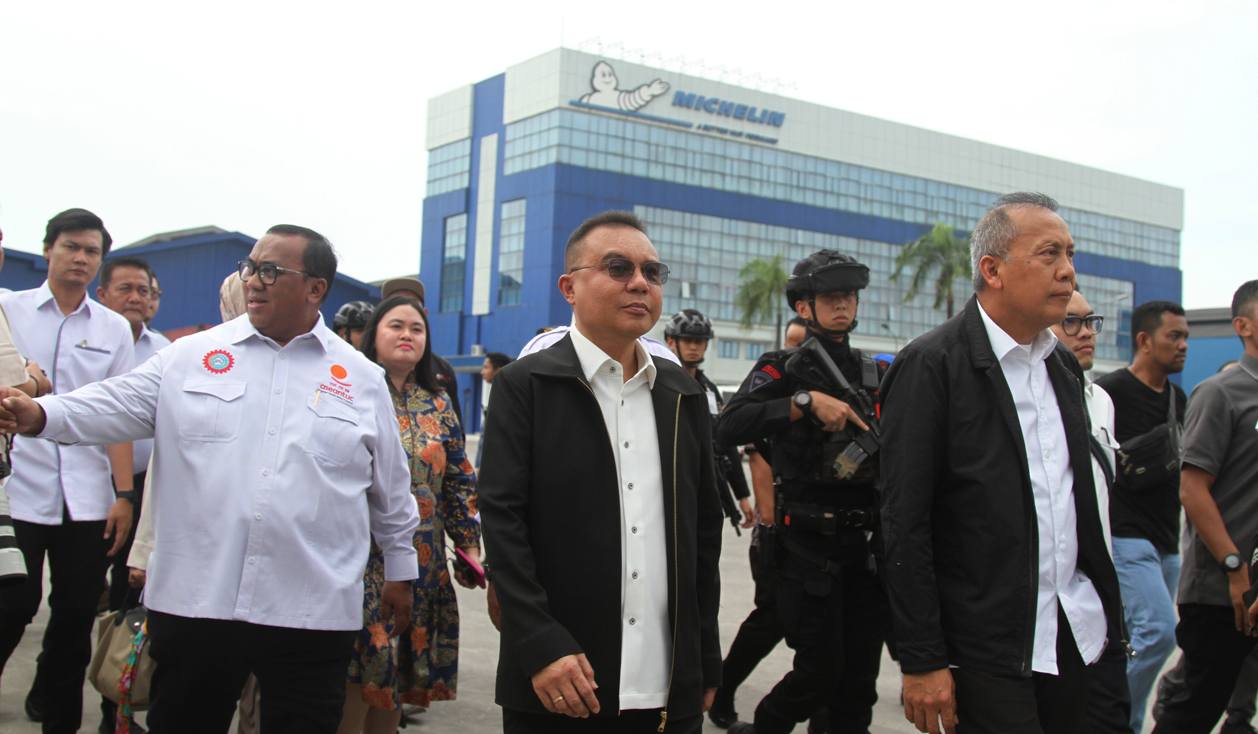 Wakil Ketua DPR RI Sufmi Dasco Ahmad, sidak ke pabrik ban Michelin. (Agus Priatna/SinPo.id)