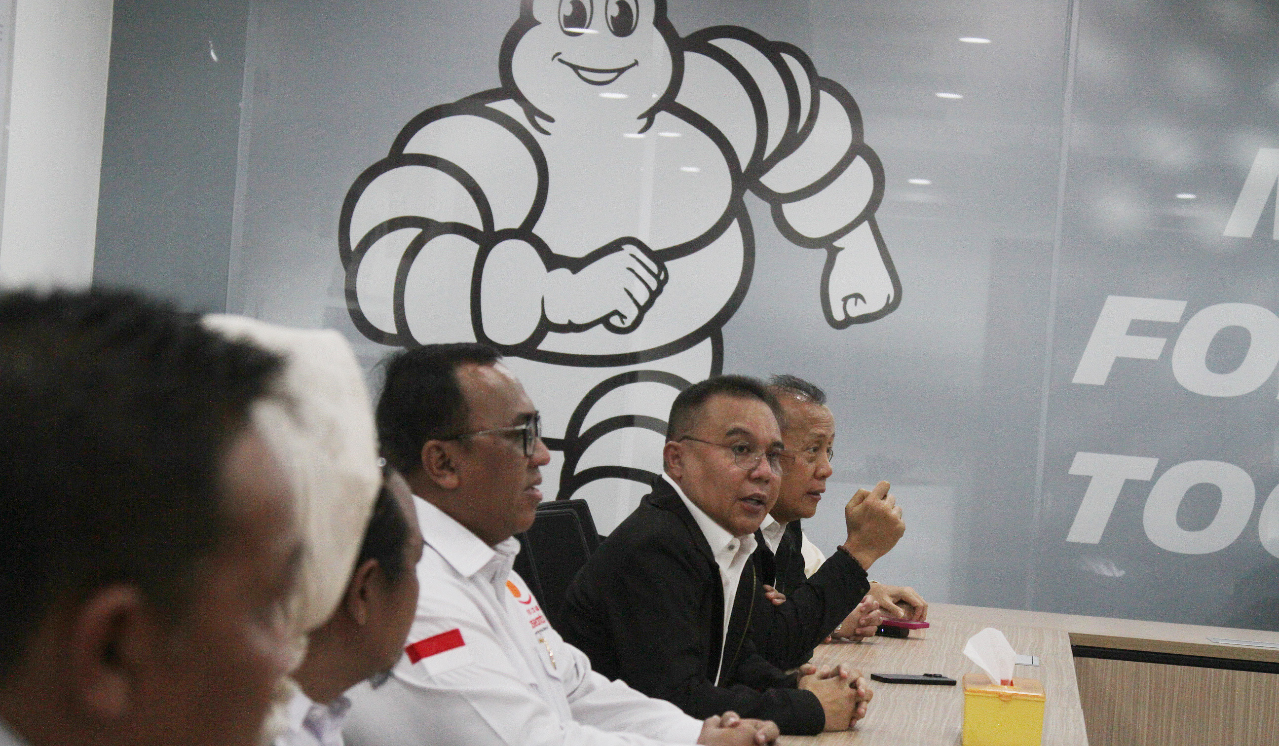 Wakil Ketua DPR RI Sufmi Dasco Ahmad, sidak ke pabrik ban Michelin. (Agus Priatna/SinPo.id)