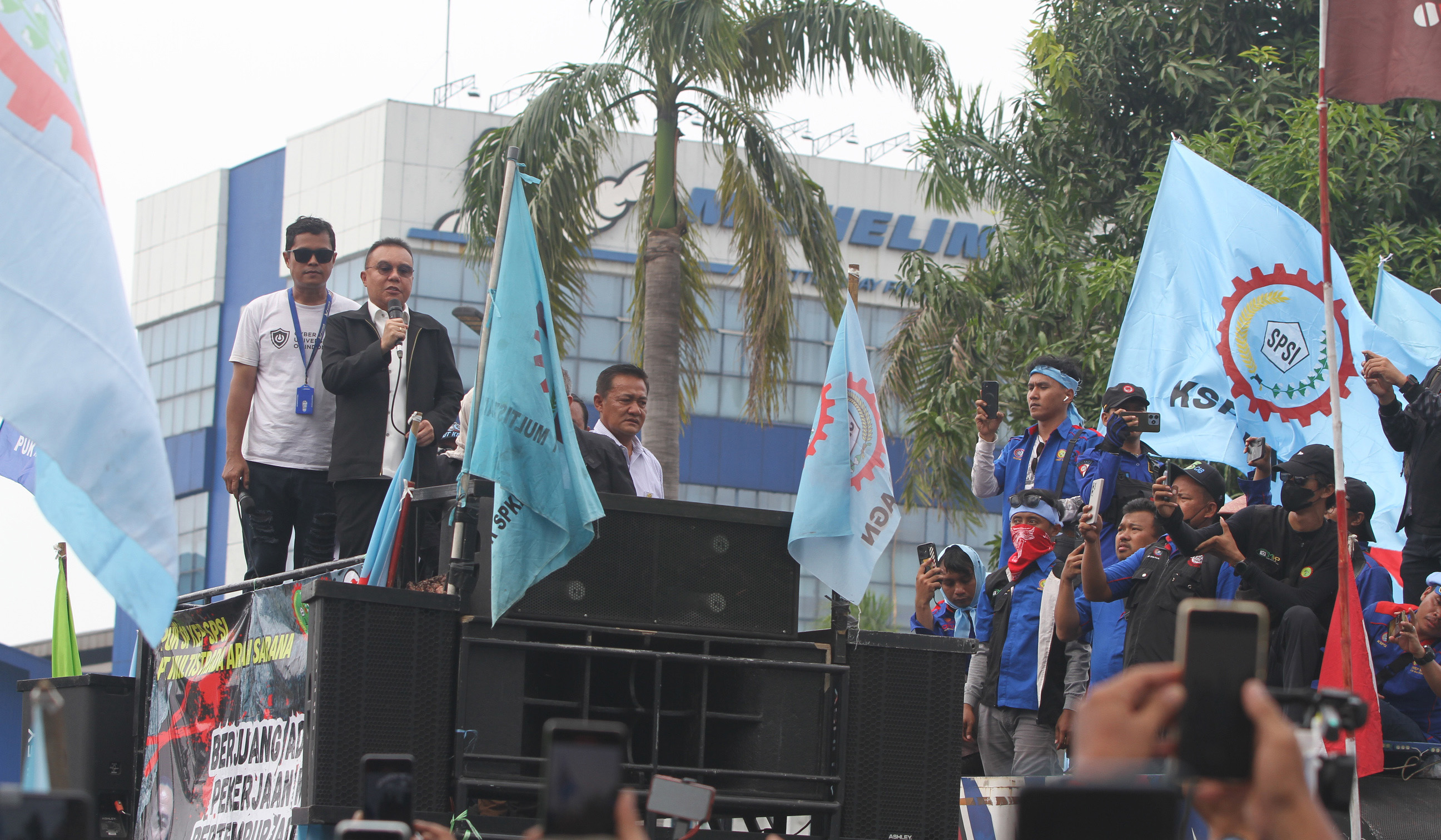 Wakil Ketua DPR RI Sufmi Dasco Ahmad, sidak ke pabrik ban Michelin. (Agus Priatna/SinPo.id)