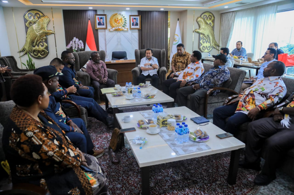 Wakil Ketua DPD RI Yorrys Raweyai menerima audiensi Panitia Khusus Kemanusiaan Dewan Perwakilan Rakyat Papua Tengah (Ashar/SinPo.id)