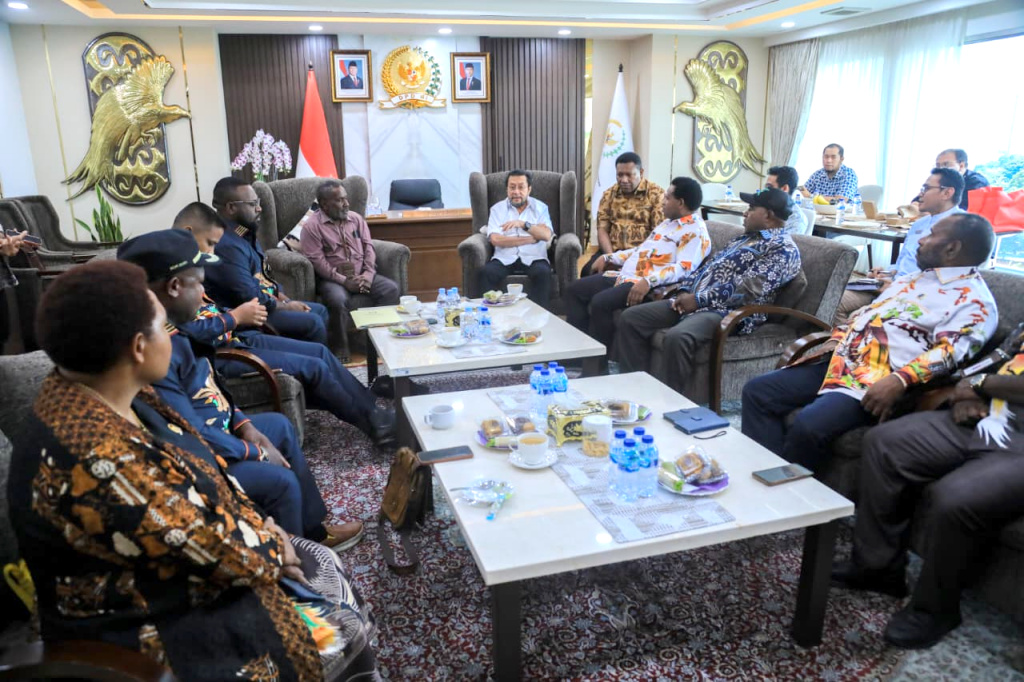 Wakil Ketua DPD RI Yorrys Raweyai menerima audiensi Panitia Khusus Kemanusiaan Dewan Perwakilan Rakyat Papua Tengah (Ashar/SinPo.id)