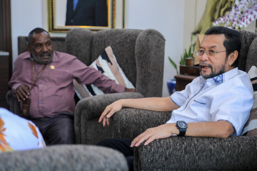 Wakil Ketua DPD RI Yorrys Raweyai menerima audiensi Panitia Khusus Kemanusiaan Dewan Perwakilan Rakyat Papua Tengah (Ashar/SinPo.id)