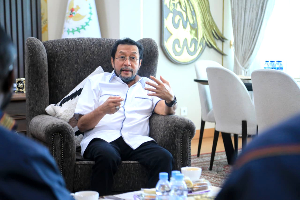 Wakil Ketua DPD RI Yorrys Raweyai menerima audiensi Panitia Khusus Kemanusiaan Dewan Perwakilan Rakyat Papua Tengah (Ashar/SinPo.id)