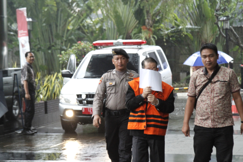 Terdakwa Heryanto Tanaka datang di gedung KPK untuk menjalani sidang lanjutan terkait dugaan kasus suap Hakim Agung Sudrajad Dimyati (Ashar/SinPo.id)