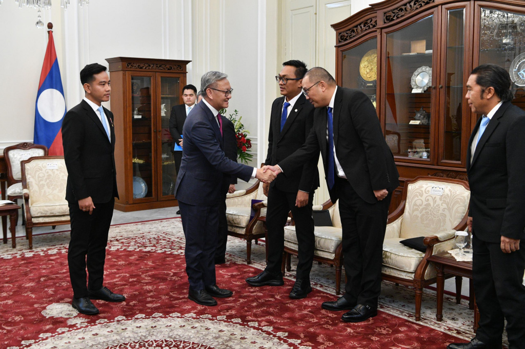 Wakil Presiden (Wapres) Gibran Rakabuming menerima kunjungan Wakil PM Laos Thongsavan Phomvihane, di Istana Wapres (Ashar/Foto: Setwapres/SinPo.id)
