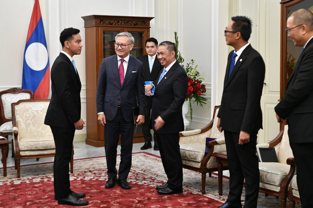 Wakil Presiden (Wapres) Gibran Rakabuming menerima kunjungan Wakil PM Laos Thongsavan Phomvihane, di Istana Wapres (Ashar/Foto: Setwapres/SinPo.id)