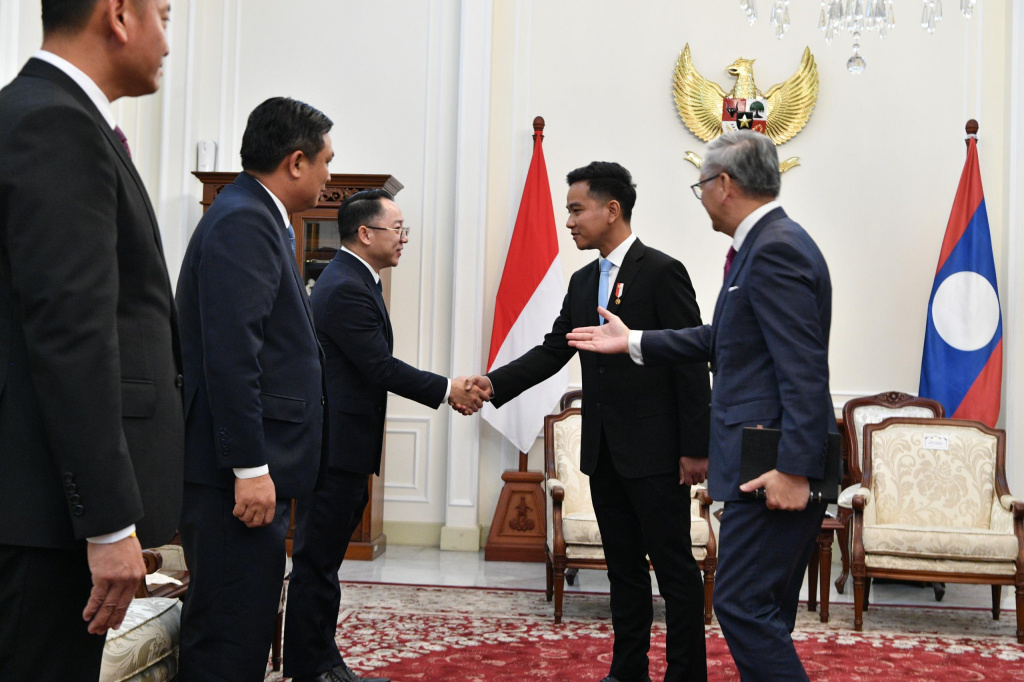 Wakil Presiden (Wapres) Gibran Rakabuming menerima kunjungan Wakil PM Laos Thongsavan Phomvihane, di Istana Wapres (Ashar/Foto: Setwapres/SinPo.id)