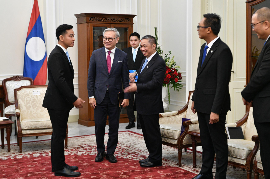 Wakil Presiden (Wapres) Gibran Rakabuming menerima kunjungan Wakil PM Laos Thongsavan Phomvihane, di Istana Wapres (Ashar/Foto: Setwapres/SinPo.id)