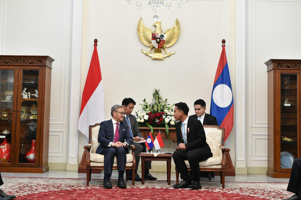 Wakil Presiden (Wapres) Gibran Rakabuming menerima kunjungan Wakil PM Laos Thongsavan Phomvihane, di Istana Wapres (Ashar/Foto: Setwapres/SinPo.id)