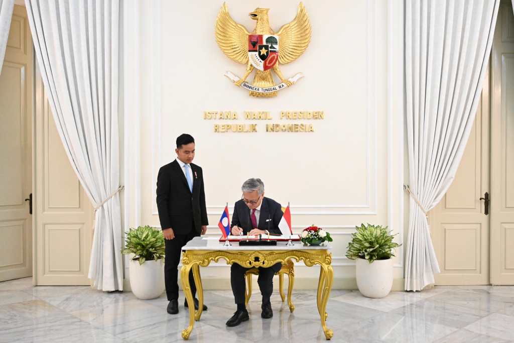 Wakil Presiden (Wapres) Gibran Rakabuming menerima kunjungan Wakil PM Laos Thongsavan Phomvihane, di Istana Wapres (Ashar/Foto: Setwapres/SinPo.id)