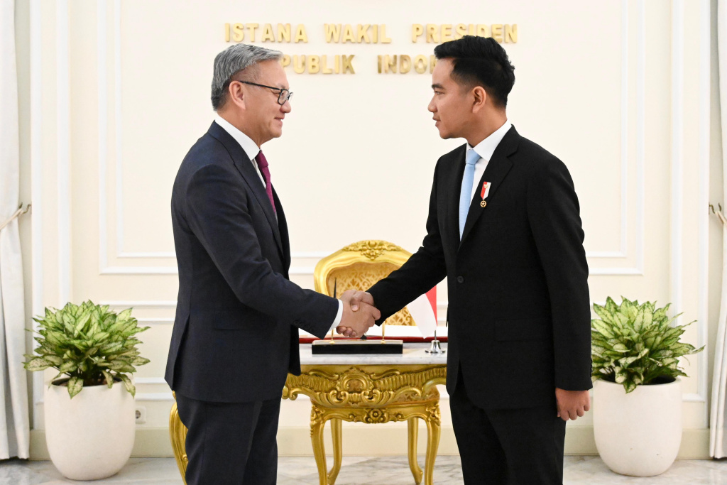 Wakil Presiden (Wapres) Gibran Rakabuming menerima kunjungan Wakil PM Laos Thongsavan Phomvihane, di Istana Wapres (Ashar/Foto: Setwapres/SinPo.id)