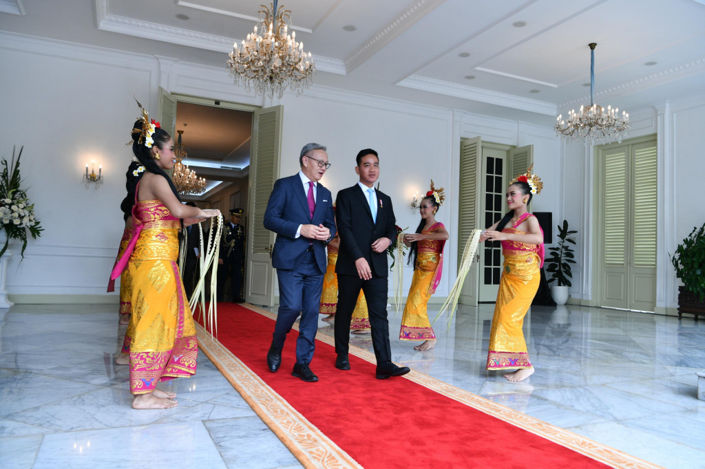 Wakil Presiden (Wapres) Gibran Rakabuming menerima kunjungan Wakil PM Laos Thongsavan Phomvihane, di Istana Wapres (Ashar/Foto: Setwapres/SinPo.id)