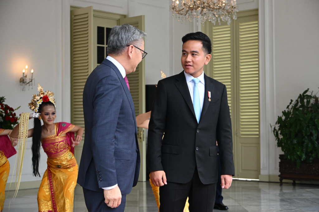 Wakil Presiden (Wapres) Gibran Rakabuming menerima kunjungan Wakil PM Laos Thongsavan Phomvihane, di Istana Wapres (Ashar/Foto: Setwapres/SinPo.id)