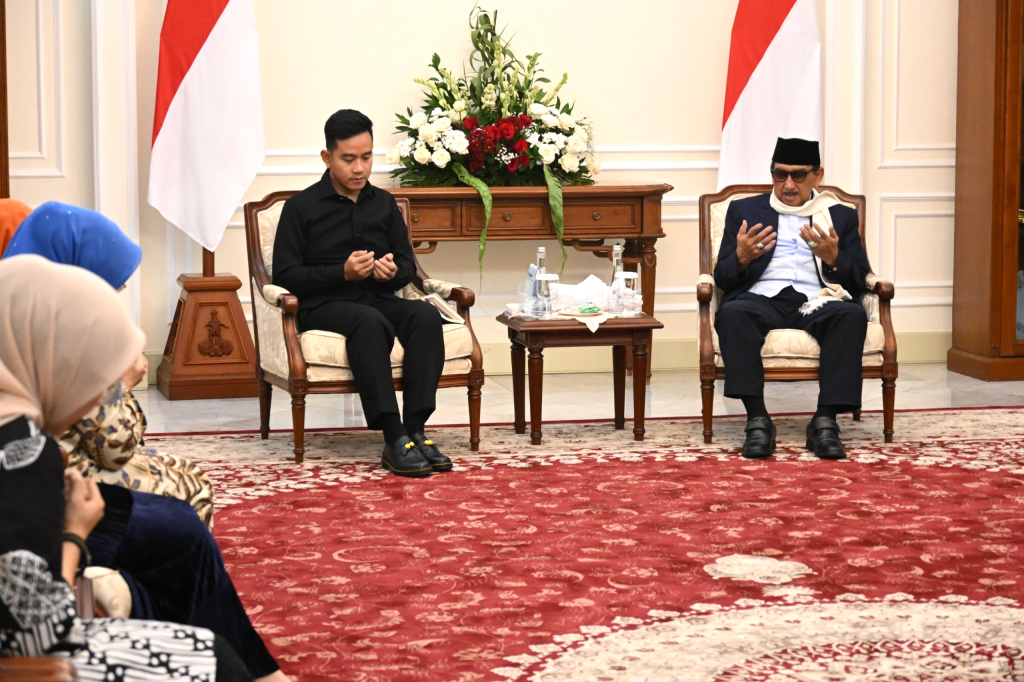 Wakil Presiden Gibran Rakabuming menerima kunjungan silaturahmi Pondok Pesantren Bahrul Ulum Tambak Beras Jombang di Istana Wapres (Ashar/Foto: Setwapres/SinPo.id)