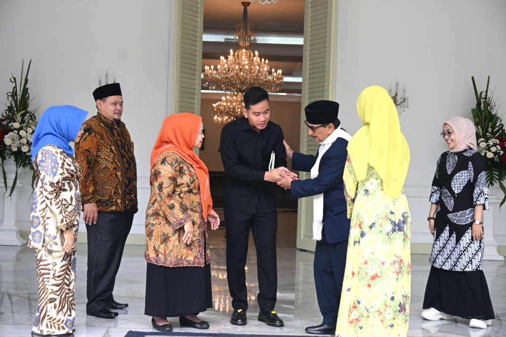 Wakil Presiden Gibran Rakabuming menerima kunjungan silaturahmi Pondok Pesantren Bahrul Ulum Tambak Beras Jombang di Istana Wapres (Ashar/Foto: Setwapres/SinPo.id)