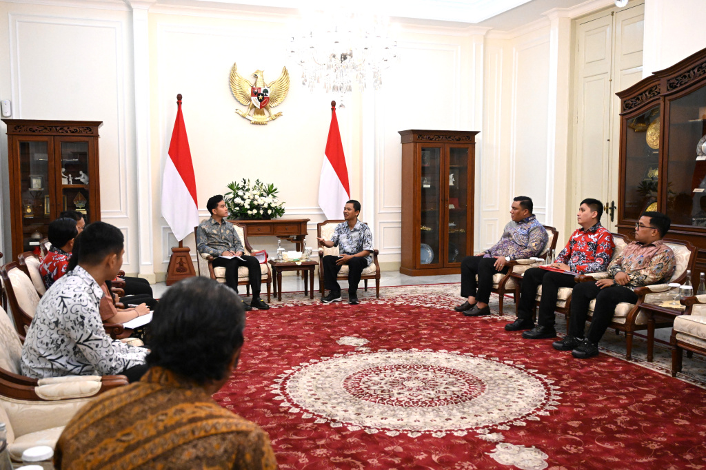 Wapres Gibran Rakabuming menerima audiensi jajaran pengurus pusat Perkumpulan Pendidik Siswa Kristen Indonesia (PERDISKI) di Istana Wapres (Ashar/Foto Setwapres/SinPo.id)