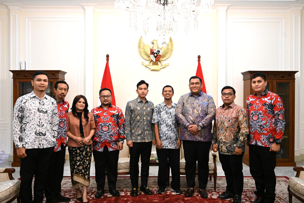 Wapres Gibran Rakabuming menerima audiensi jajaran pengurus pusat Perkumpulan Pendidik Siswa Kristen Indonesia (PERDISKI) di Istana Wapres (Ashar/Foto Setwapres/SinPo.id)