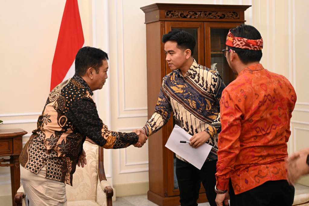 Wapres Gibran Rakabuming menerima audiensi dari DPP Prajaniti Hindu Indonesia di Istana Wakil Presiden (Ashar/Foto: Setwapres/SinPo.id)