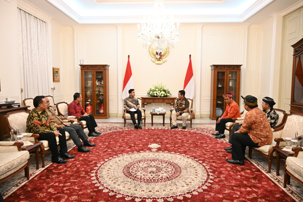 Wapres Gibran Rakabuming menerima audiensi dari DPP Prajaniti Hindu Indonesia di Istana Wakil Presiden (Ashar/Foto: Setwapres/SinPo.id)