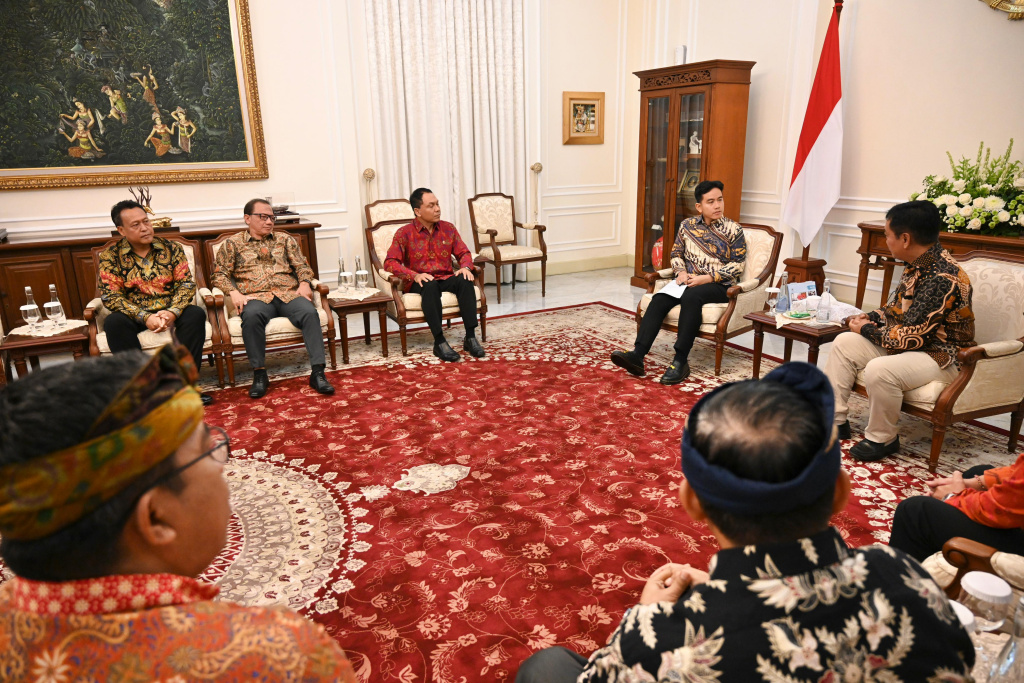 Wapres Gibran Rakabuming menerima audiensi dari DPP Prajaniti Hindu Indonesia di Istana Wakil Presiden (Ashar/Foto: Setwapres/SinPo.id)