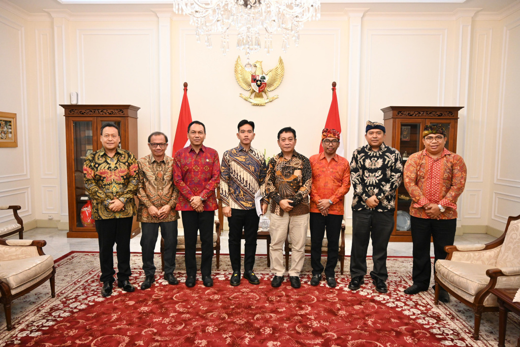 Wapres Gibran Rakabuming menerima audiensi dari DPP Prajaniti Hindu Indonesia di Istana Wakil Presiden (Ashar/Foto: Setwapres/SinPo.id)