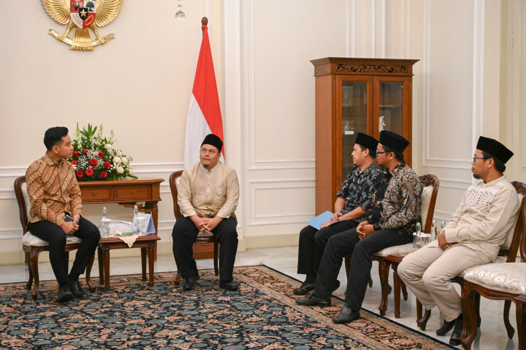 Wapres Gibran Rakabuming menerima kunjungan silahturahmi dari Pondok Pesantren Miftahul Huda II Bayasari Ciamis di Istana Wakil Presiden (Ashar/Foto: Setwapres/SinPo.id)