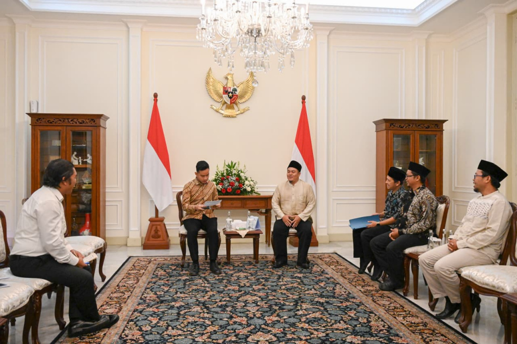 Wapres Gibran Rakabuming menerima kunjungan silahturahmi dari Pondok Pesantren Miftahul Huda II Bayasari Ciamis di Istana Wakil Presiden (Ashar/Foto: Setwapres/SinPo.id)