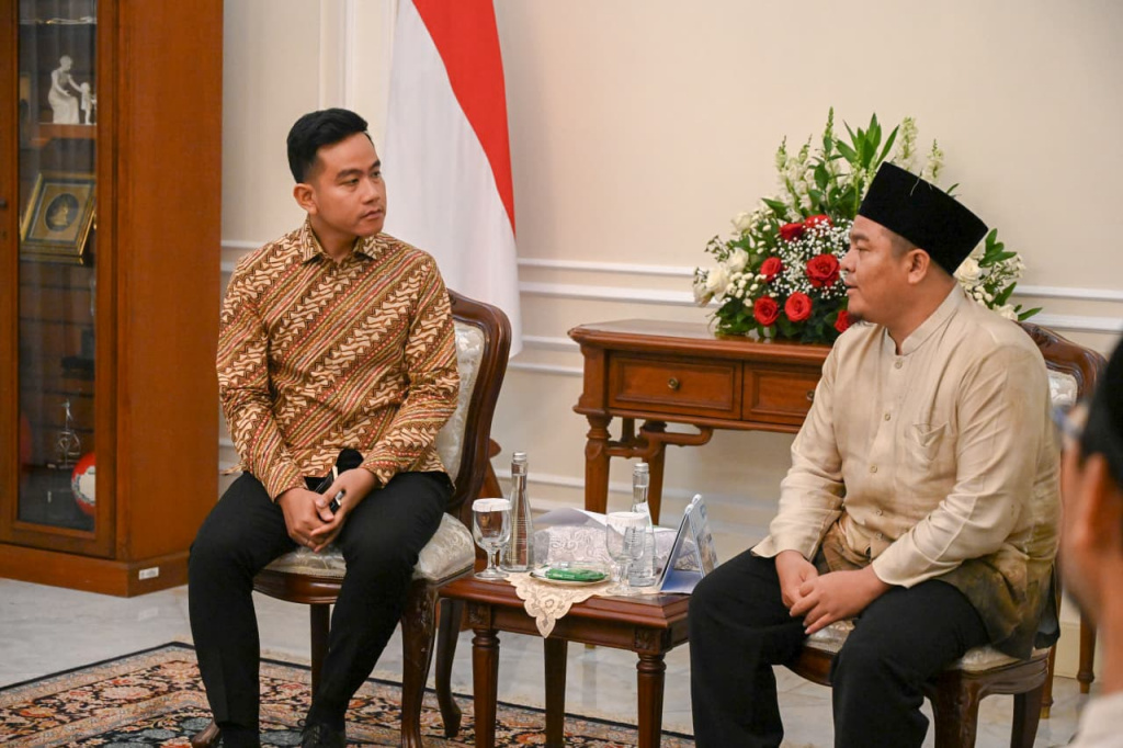 Wapres Gibran Rakabuming menerima kunjungan silahturahmi dari Pondok Pesantren Miftahul Huda II Bayasari Ciamis di Istana Wakil Presiden (Ashar/Foto: Setwapres/SinPo.id)