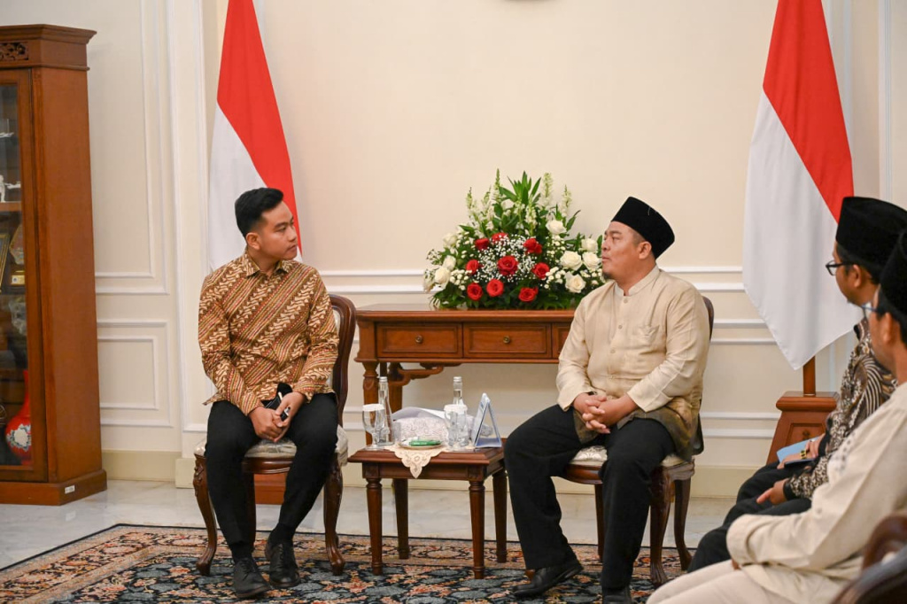Wapres Gibran Rakabuming menerima kunjungan silahturahmi dari Pondok Pesantren Miftahul Huda II Bayasari Ciamis di Istana Wakil Presiden (Ashar/Foto: Setwapres/SinPo.id)