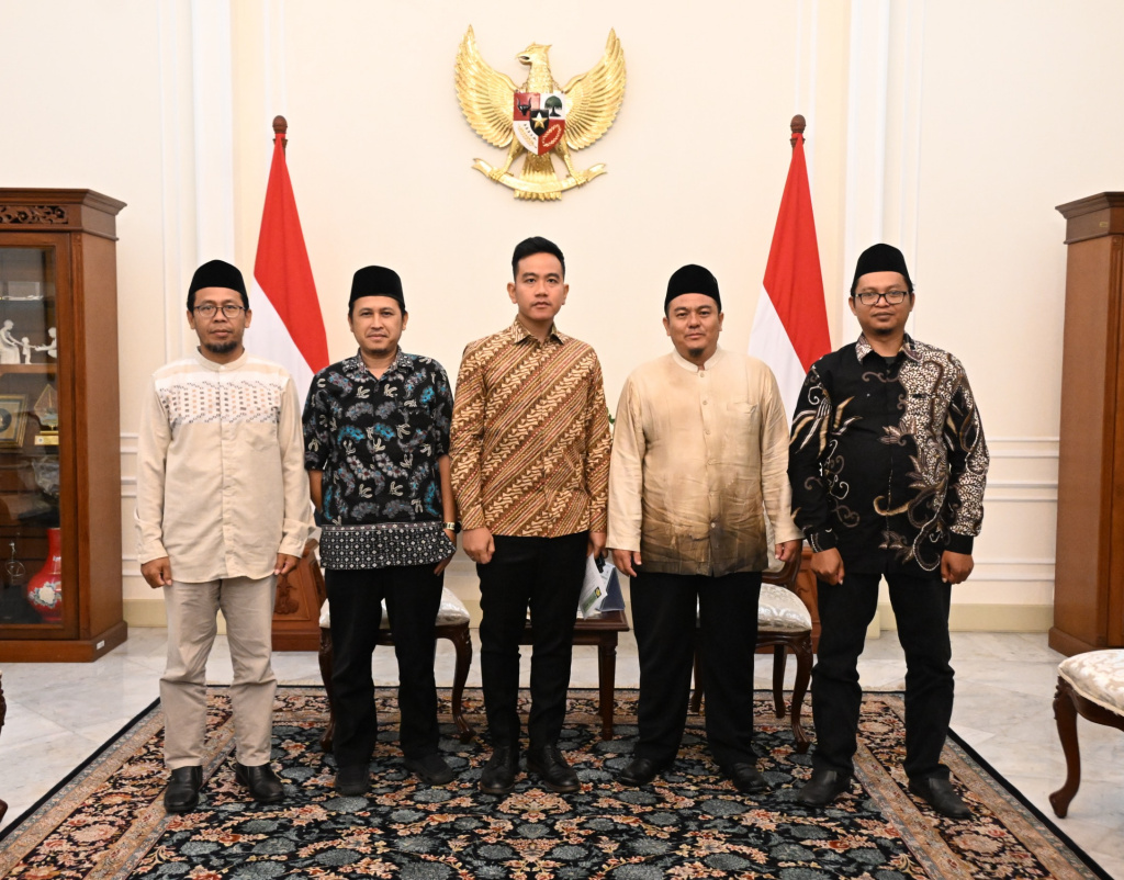 Wapres Gibran Rakabuming menerima kunjungan silahturahmi dari Pondok Pesantren Miftahul Huda II Bayasari Ciamis di Istana Wakil Presiden (Ashar/Foto: Setwapres/SinPo.id)