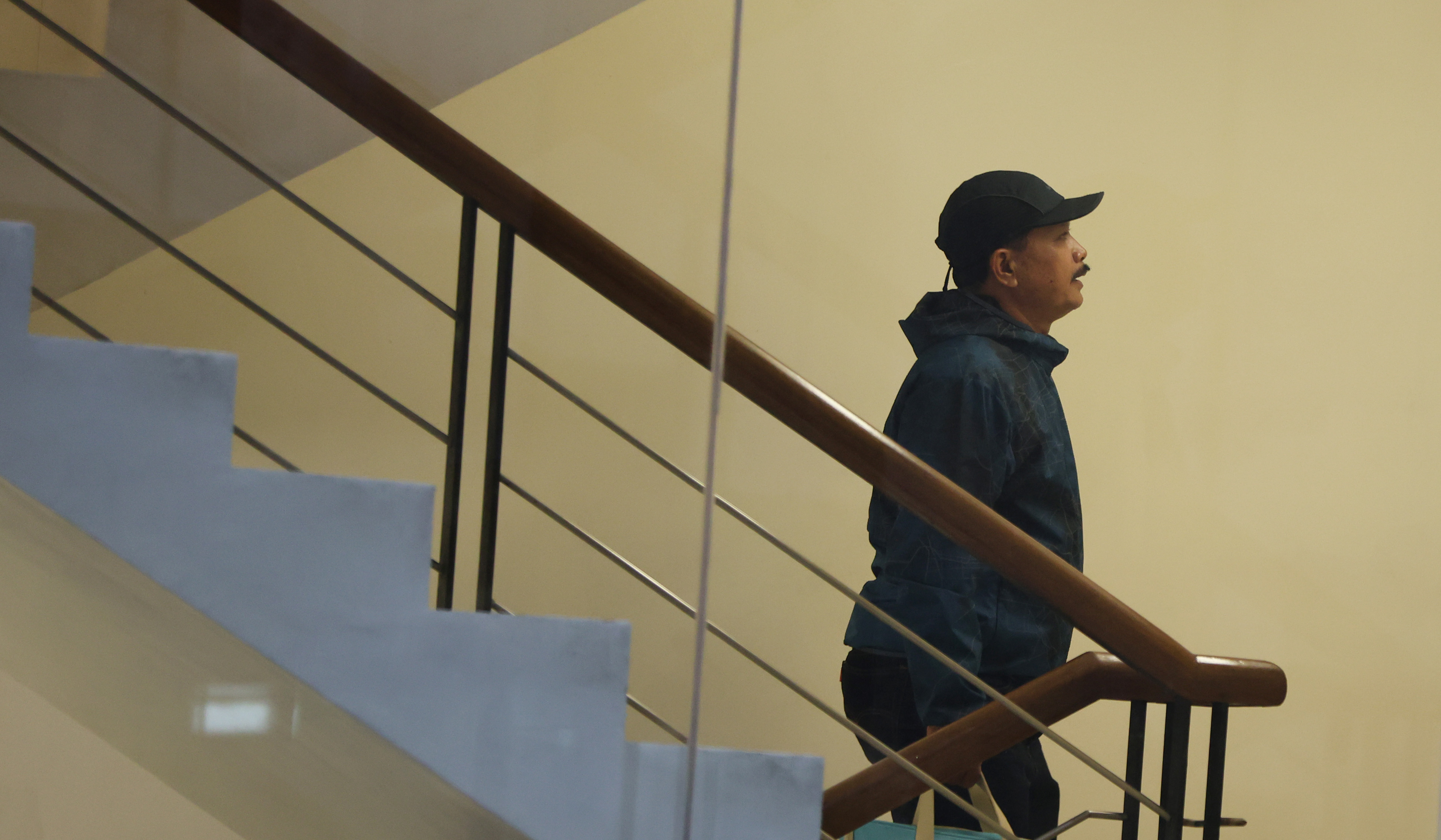 Wali Kota Madiun, Maidi, saat tiba di KPK. (Agus Priatna/SinPo.id)