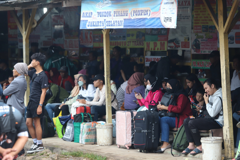 Pemudik H-5 lebaran terlihat memadati terminal bus pondok pinang untuk pulang kampung bertemu dengan keluarga saat Lebara Hari Raya Idul Fitri 1445 H (Ashar/SinPo.id)