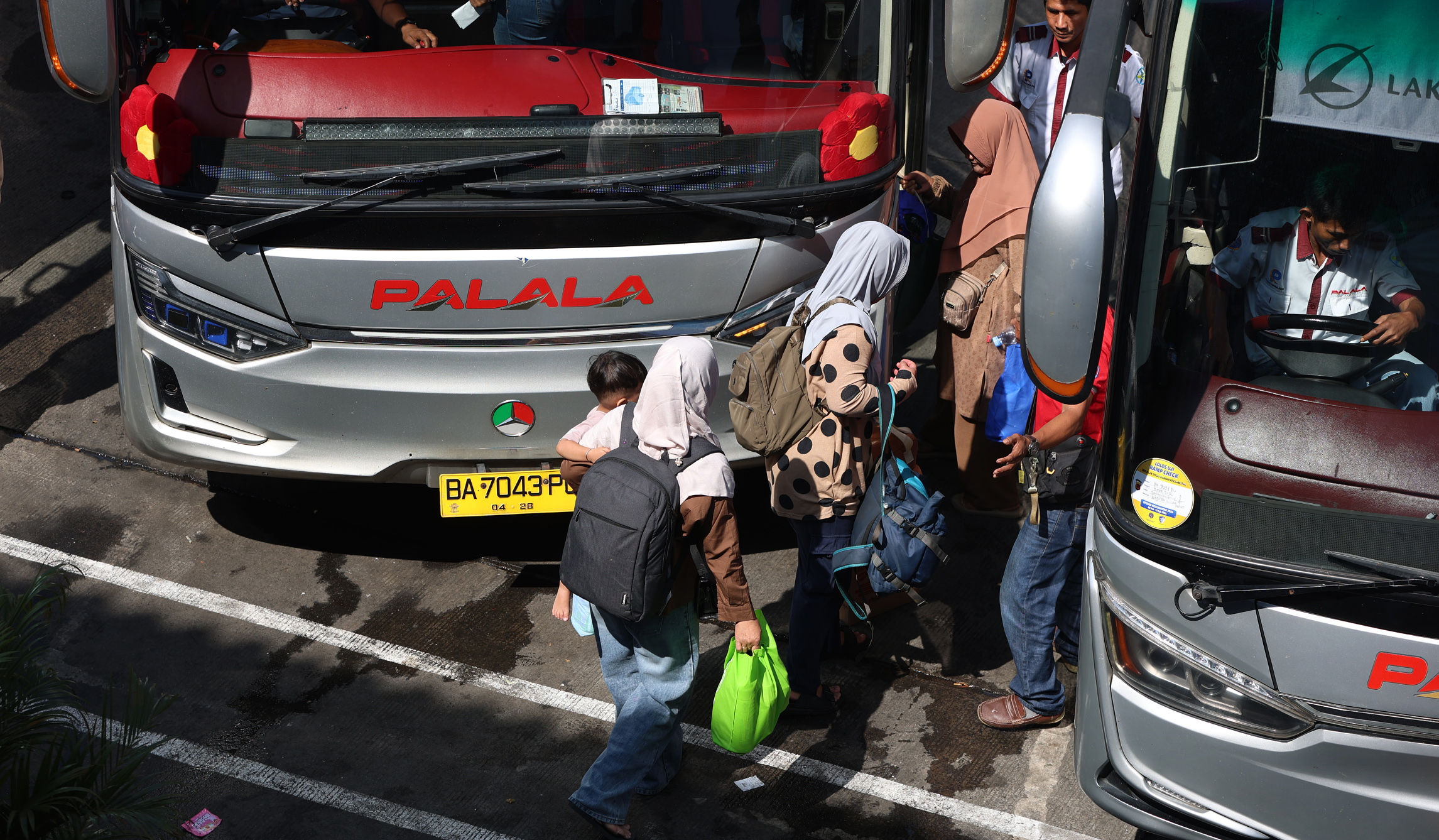 Suasana arus mudik terminal Kampung Rambutan. (Agus Priatna/SinPo.id)