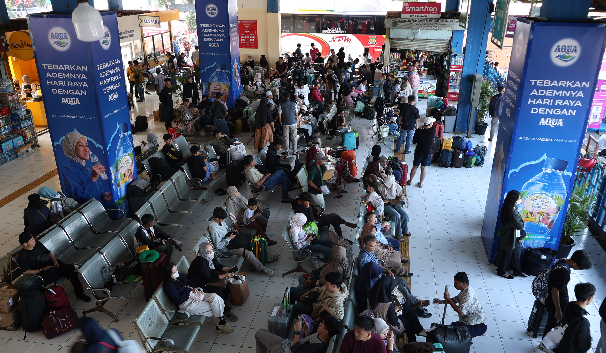 Suasana arus mudik terminal Kampung Rambutan. (Agus Priatna/SinPo.id)