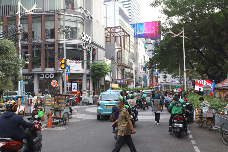 Terowongan kendal kini menjadi nyaman bagi pejalan kaki setelah ada spanduk peringatan dilarang berjualan di sepanjang area ini (Ashar/SinPo.id)