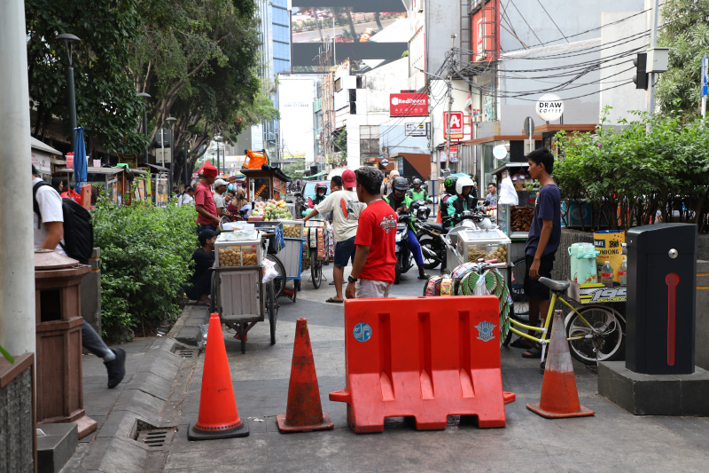 Terowongan kendal kini menjadi nyaman bagi pejalan kaki setelah ada spanduk peringatan dilarang berjualan di sepanjang area ini (Ashar/SinPo.id)