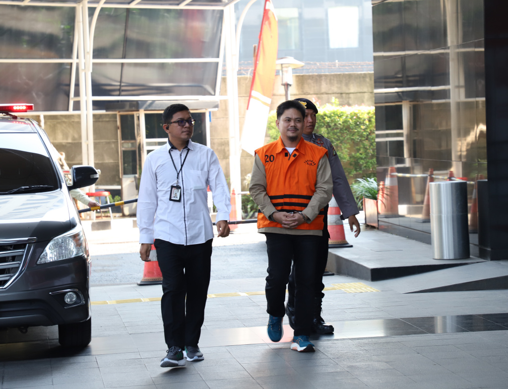 Tersangka Bupati Kolaka Timur Abdul Azis kembali menjalani pemeriksaan terkait kasus pembangunan RSUD (Ashar/SinPo.id)