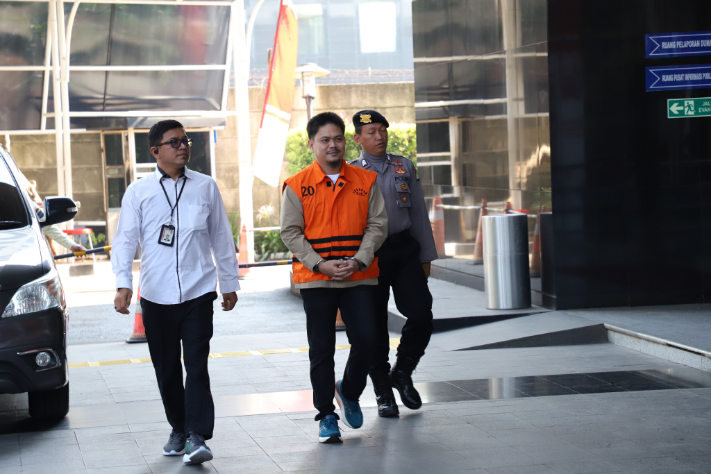 Tersangka Bupati Kolaka Timur Abdul Azis kembali menjalani pemeriksaan terkait kasus pembangunan RSUD (Ashar/SinPo.id)