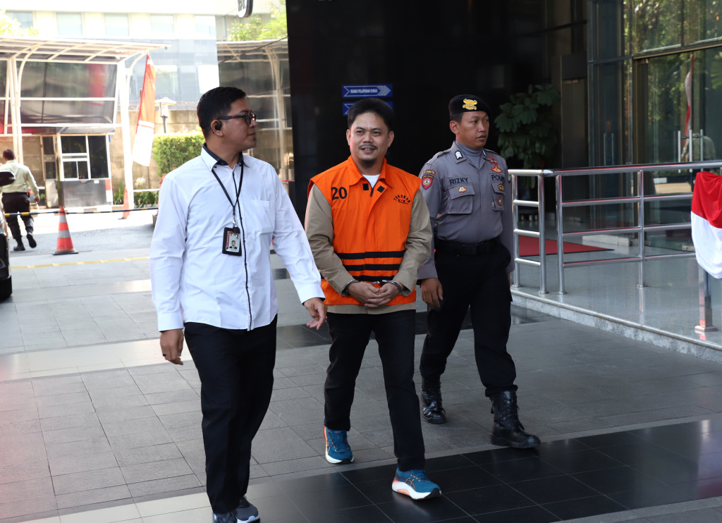 Tersangka Bupati Kolaka Timur Abdul Azis kembali menjalani pemeriksaan terkait kasus pembangunan RSUD (Ashar/SinPo.id)