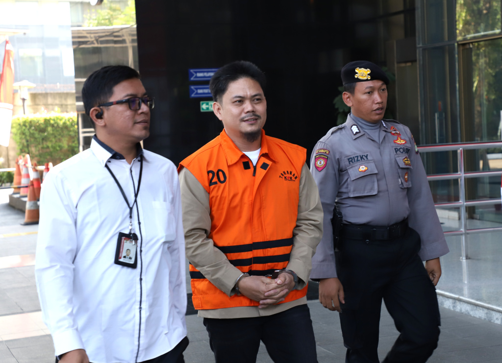 Tersangka Bupati Kolaka Timur Abdul Azis kembali menjalani pemeriksaan terkait kasus pembangunan RSUD (Ashar/SinPo.id)