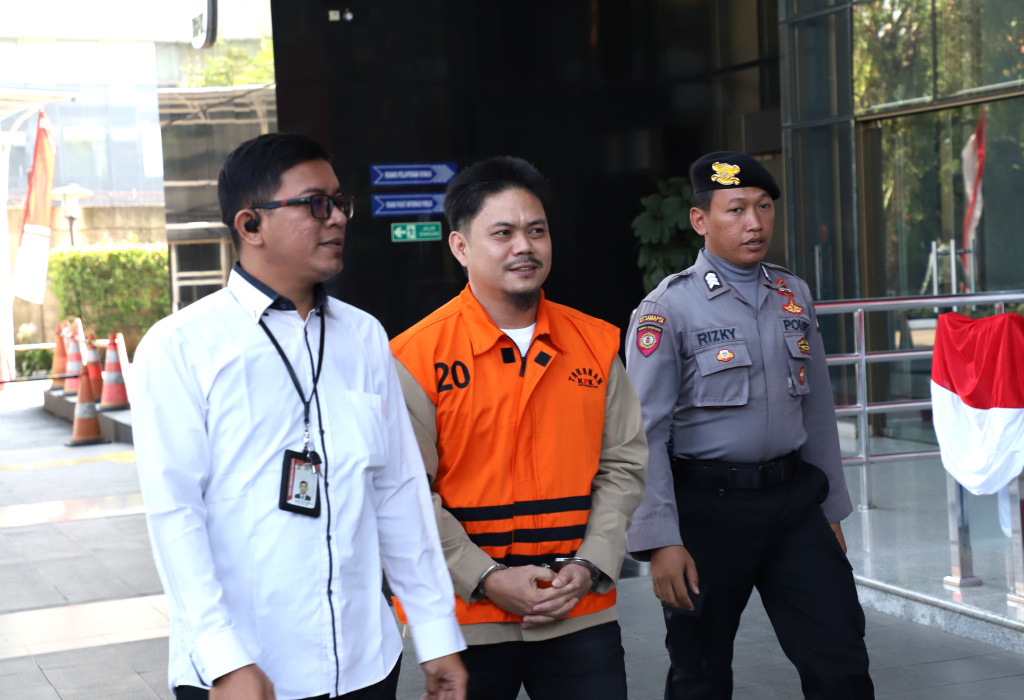 Tersangka Bupati Kolaka Timur Abdul Azis kembali menjalani pemeriksaan terkait kasus pembangunan RSUD (Ashar/SinPo.id)