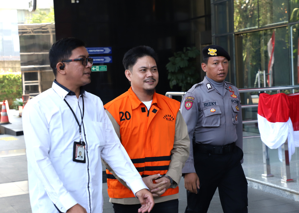 Tersangka Bupati Kolaka Timur Abdul Azis kembali menjalani pemeriksaan terkait kasus pembangunan RSUD (Ashar/SinPo.id)