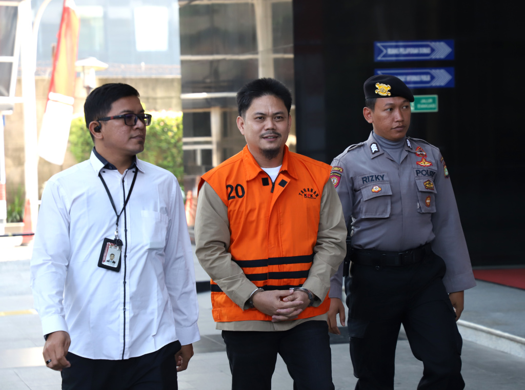 Tersangka Bupati Kolaka Timur Abdul Azis kembali menjalani pemeriksaan terkait kasus pembangunan RSUD (Ashar/SinPo.id)