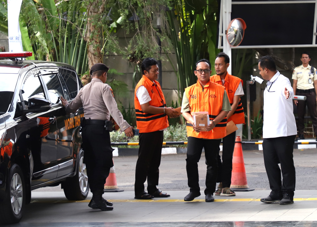 Tersangka Eks Bupati Lampung Tengah Ardito Wijaya kembali menjalani pemeriksaan oleh penyidik KPK terkait kasus dugaan suap dan gratifikasi proyek di Pemkab Lampung Tengah (Ashar/SinPo.id)