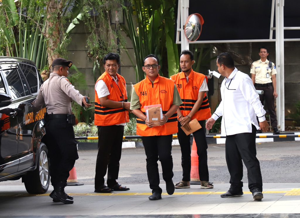 Tersangka Eks Bupati Lampung Tengah Ardito Wijaya kembali menjalani pemeriksaan oleh penyidik KPK terkait kasus dugaan suap dan gratifikasi proyek di Pemkab Lampung Tengah (Ashar/SinPo.id)