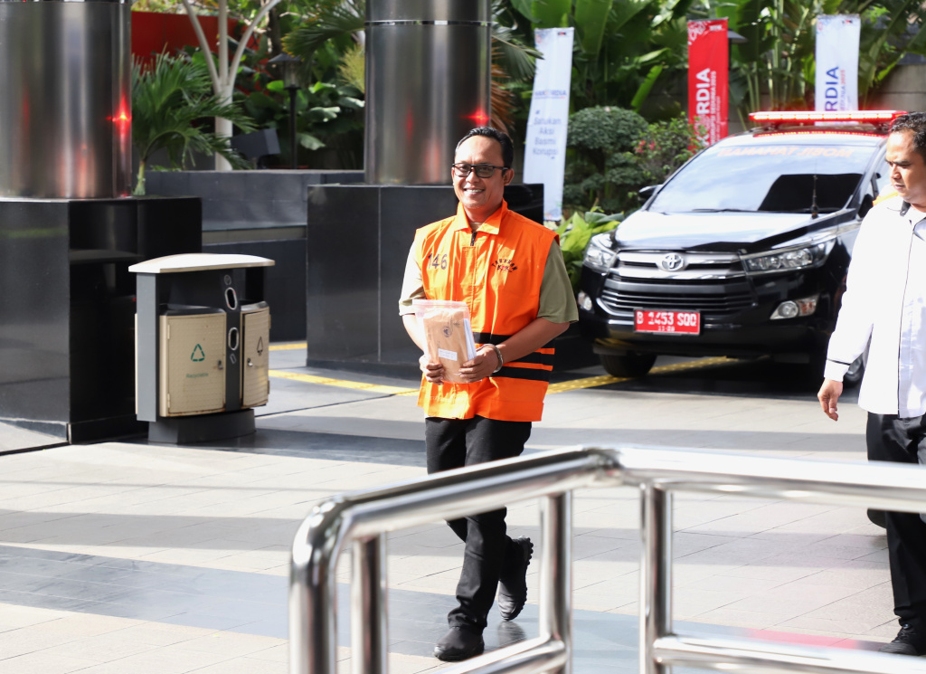 Tersangka Eks Bupati Lampung Tengah Ardito Wijaya kembali menjalani pemeriksaan oleh penyidik KPK terkait kasus dugaan suap dan gratifikasi proyek di Pemkab Lampung Tengah (Ashar/SinPo.id)